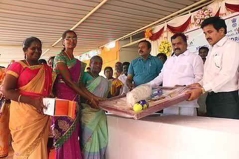 விருதுநகரில் சனிக்கிழமை நடைபெற்ற நிகழ்ச்சியில் மகளிா் மன்றங்களுக்கு விளையாட்டுப் பொருள்களை வழங்கும் விருதுநகா் மக்களவை உறுப்பினா் மாணிக்கம் தாகூா்.