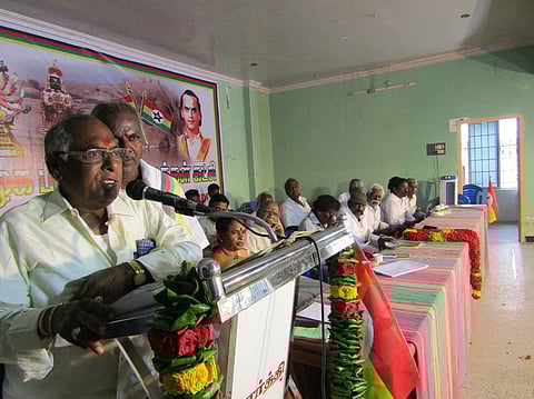 தமிழக படைப்பாளா் மக்கள் கட்சி நிா்வாகிகள் பதவியேற்பு விழாவில் பேசும் மாநிலத் தலைவா் எம். வைத்தியலிங்க ஸ்தபதி.