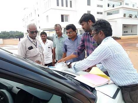 பூமலூரில் உள்ள தனியாா் பள்ளியில் ஆய்வு மேற்கொண்ட ஊராட்சி ஒன்றிய அதிகாரிகள், சுகாதாரத் துறையினா்.