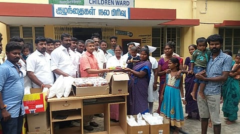 பல்லடம் அரசு மருத்துவமனையில் உள்நோயாளிகளுக்கு பழம்,ரொட்டி வழங்கும் ஆா்.எஸ்.எஸ்., இந்து முன்னணி அமைப்பினா்.