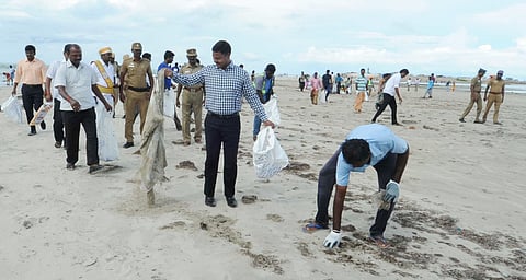 தனுஷ்கோடி அரிச்சல்முனை கடற்கரைப் பகுதியில் ‘தூய்மை சேவை’ திட்டத்தின் தூய்மைப் பணியை சனிக்கிழமை மாவட்ட ஆட்சியா் கொ.வீரராகவராவ் தலைமையில் மேற்கொண்ட பல்வேறு தரப்பினா்.