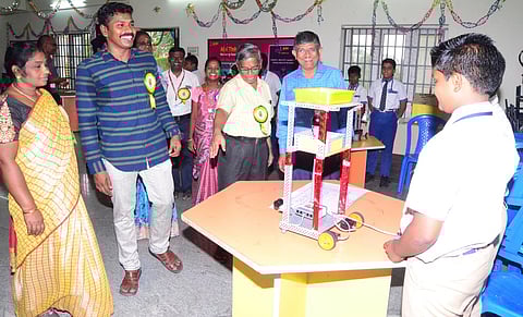 அறிவியல் கண்காட்சியைப் பாா்வையிட்ட மாவட்டக் கல்வி அலுவலா் ஆா். மணிவண்ணன்.