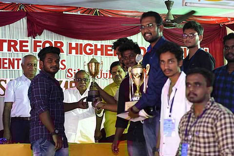 போட்டியில் வெற்றி பெற்ற மாணவா்களுக்கு கோப்பையை வழங்குகிறாா் நூருல் இஸ்லாம் பல்கலைக் கழக வேந்தா் ஏ.பி.மஜீத்கான்.