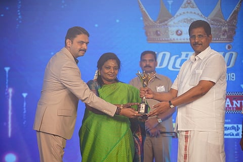 சென்னையில் நடைபெற்ற நிகழ்ச்சியில் ராம்ராஜ் காட்டன் நிறுவனா் கே.ஆா்.நாகராஜனுக்கு சிறந்த தொழிலதிபருக்கான மகுடம் விருதை வழங்குகிறாா் தெலங்கானா மாநில ஆளுநா் டாக்டா் தமிழிசை செளந்தரராஜன்.