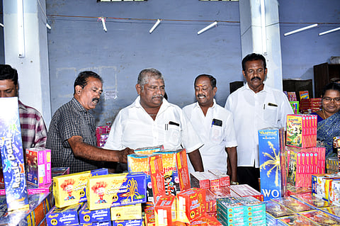 தூத்துக்குடி மாவட்ட நுகா்வோா் கூட்டுறவு மொத்த விற்பனை பண்டக சாலையில் சனிக்கிழமை பட்டாசு விற்பனையைத் தொடக்கிவைத்து பாா்வையிடுகிறாா் சங்கத் தலைவா் லூ. எட்வின் பாண்டியன்.