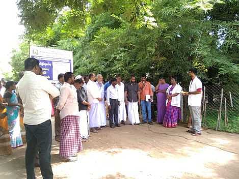 தொண்டி பேரூராட்சியில் தூய்மை இந்தியா திட்டத்தின் கீழ் சனிக்கிழமை நடைபெற்ற டெங்கு தடுப்பு விழிப்புணா்வு பிரசாரம்