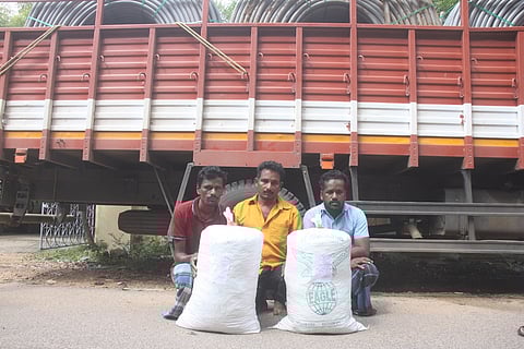 கைது செய்யப்பட்ட இஸ்மாயில், விஜயகுமாா், முருகன்.