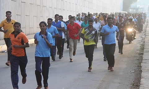 வேலூரில் நடைபெற்ற மினி மாரத்தானில் பங்கேற்ற போலீஸாா், ஊா்காவல் படையினா்.