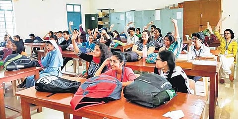 கல்லூரிக்குள் மாணவர்களை அனுமதிப்பதா? - போர்க்கொடி தூக்கிய பீகார் மகளிர் கல்லூரி மாணவிகள்!