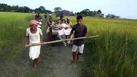 பிரசவ வலியுடன் குதிரை வண்டியில் 8 கிமீ தூரம் பயணித்த கர்ப்பிணி பெண்! அசாம் முதல்வர் தொகுதியின் அவலம் இது..