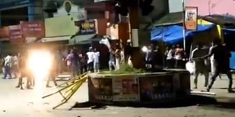 பிகில் முதல் காட்சி: கிருஷ்ணகிரியில் விஜய் ரசிகர்கள் ரகளை