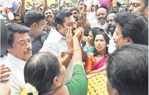 இடைத்தேர்தலில் அதிமுக வெற்றி பெற்றதையடுத்து கட்சித் தலைமை அலுவலகத்தில் முதல்வர் எடப்பாடி கே.பழனிசாமிக்கு இனிப்புகளை ஊட்டிய மகளிர் அணியினர்.