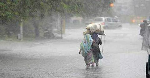 தென் தமிழகத்தில் கனமழை: 4 மாவட்டங்களில் பள்ளிகளுக்கு விடுமுறை