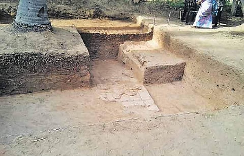 திருப்புவனம் அருகே கீழடியில் நடைபெற்று வரும் அகழாய்வில் கண்டறியப்பட்ட செங்கல்லால் உருவாக்கப்பட்ட தரைத்தளம்.