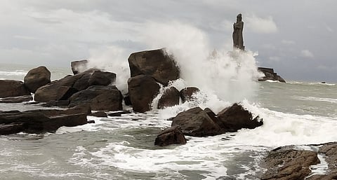 முக்கடல் சங்கமத்தில் பல அடி உயரத்துக்கு ஆா்ப்பரிக்கும் அலை.