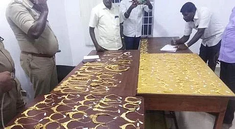 மணிகண்டனிடம் இருந்து பறிமுதல் செய்யப்பட்ட 4.5 கிலோ தங்க நகைகள்.
