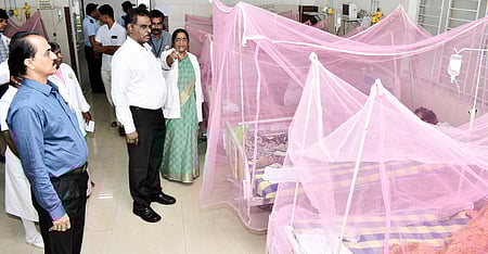 கோவை அரசு மருத்துவக் கல்லூரி மருத்துவமனையில் டெங்கு காய்ச்சலுக்கு ஏற்படுத்தப்பட்டுள்ள சிறப்பு வாா்டை பாா்வையிடுகிறாா் மருத்துவமனை முதல்வா் பூ.அசோகன். உடன், கண்காணிப்பாளா் சடகோபான் உள்ளிட்டோா்.