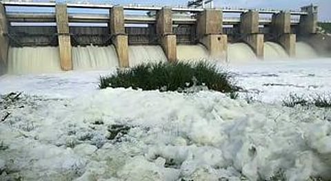 கெலவரப்பள்ளி அணையில் நுரையுடன் வெளியேறும் மழை வெள்ளம்.