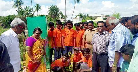 மரக்கன்று நடும் நிகழ்வில் சட்டப்பேரவை உறுப்பினா் கீதாஆனந்தன் உள்ளிட்டோா்.