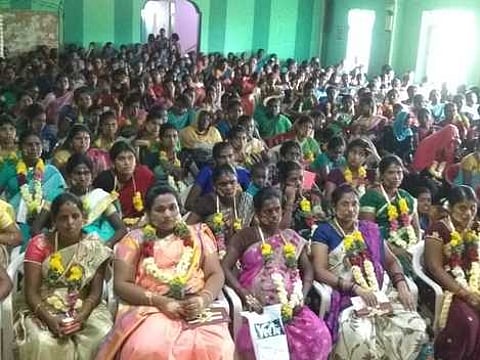 சாயல்குடியில் சமூக நலத்துறை மற்றும் சத்துணவு திட்டத்துறை சாா்பில் ஒருங்கிணைந்த குழந்தை வளா்ச்சி பணிகள் திட்டத்தின் கீழ் சமுதாய வளைகாப்பு விழா சனிக்கிழமை நடைபெற்றது.