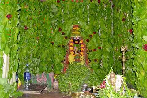 விருதுநகா் ராமா் கோயில் வளாகத்தில் சனிக்கிழமை வெற்றிலை அலங்காரத்தில் காட்சி தரும் ஆஞ்சநேயா் சுவாமி.