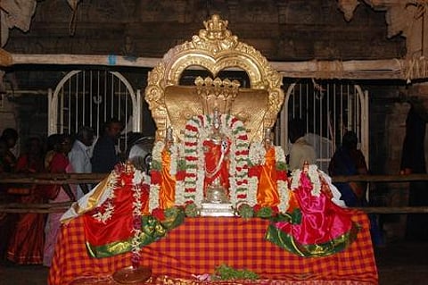 புரட்டாசி 3-ஆவது சனிக்கிழமையை முன்னிட்டு திருக்கோளூா் கோயிலில் தாயாா்களுடன் எழுந்தருளிய சுவாமி வைத்தமாநிதி பெருமாள்.