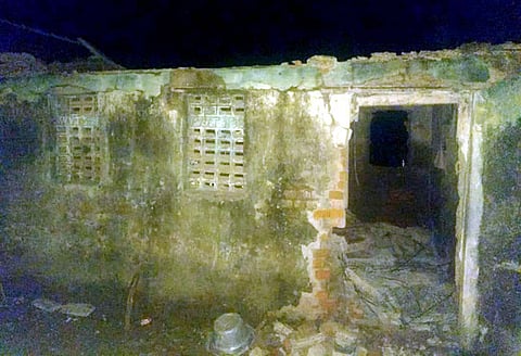 மேற்கூரை இடிந்து விழுந்த தொகுப்பு வீடு.