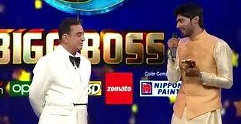 பிக் பாஸ்: கமல் ஹாசனிடம் சிறப்பு விருது பெற்ற தர்ஷன்! கண்ணீர் விட்ட தர்ஷனின் தாயார்..