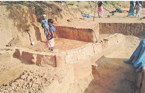 கீழடியில் நடைபெற்று வரும் 5-ஆம் கட்ட அகழாய்வில் கண்டறியப்பட்ட தொழில்கூடச் சுவர்.