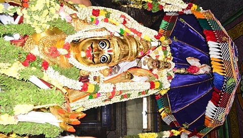 அழகா்கோவிலில் நவராத்திரி விழாவில் திங்கள்கிழமை கருட வாகனத்தில் எழுந்தருளிய சுந்தரராஜப் பெருமாள்.
