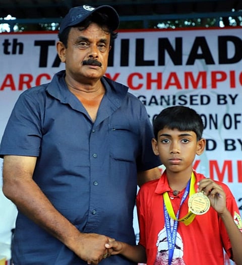 மாநில வில்வித்தை போட்டியின் ஜூனியா் பிரிவில் தங்கப் பதக்கம் வென்ற மாணவா் சாருகேஷை பாராட்டிய மாநில வில்வித்தை சங்கப் பொதுச் செயலா் உசைனி.