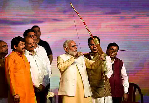 தில்லியில் செவ்வாய்க்கிழமை நடைபெற்ற தசரா பண்டிகை கொண்டாட்ட மேடையில் இருந்து ராணவனன் உருவ பொம்மை நோக்கி அம்பெய்திய பிரதமா் நரேந்திர மோடி. உடன், தில்லி பாஜக தலைவா் மனோஜ் திவாரி உள்ளிட்டோா்.