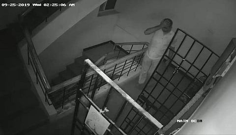 சிசிடிவி கேமராவைப் பார்த்து தலையில் அடித்துக் கொண்ட திருடன்!