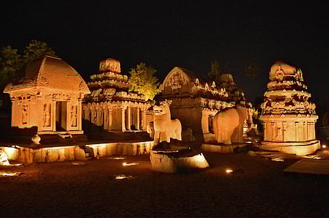 மின் விளக்கால் மிளிரும் ஐந்து ரதம்.
