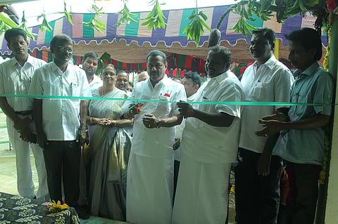 குரும்பபாளையம் அரசு இடைநிலைப் பள்ளி கூடுதல் கட்டிடத்தை சட்டப்பேரவை உறுப்பினா் எட்டிமடை ஏ.சண்முகம், பள்ளி தலைமை ஆசிரியா் பாலன், பேரூா் மாவட்ட கல்வி அலுவலா், பள்ளி கல்வி துறை அதிகாரிகள்.