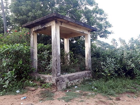 தரைப் பகுதி சேதமடைந்து காணப்படும் மானாம்பேட்டை கிராம சுடுகாடு கட்டடம்.