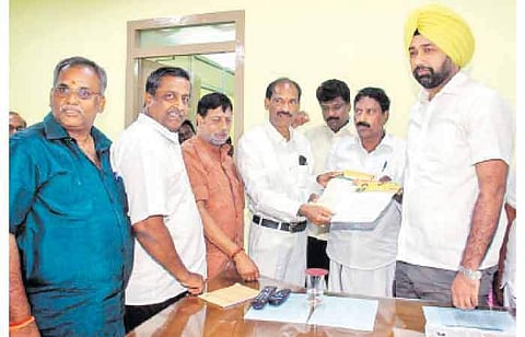 புதுவை தலைமை தேர்தல் அதிகாரி சுரூவர் சிங்கிடம் புகார் மனு அளித்த சட்டப்பேரவை அதிமுக உறுப்பினர்கள் குழுத் தலைவர் ஆ.அன்பழகன், பாஜக மாநிலத் தலைவர் வி.சாமிநாதன் எம்.எல்.ஏ. மற்றும் கட்சி நிர்வாகிகள்.