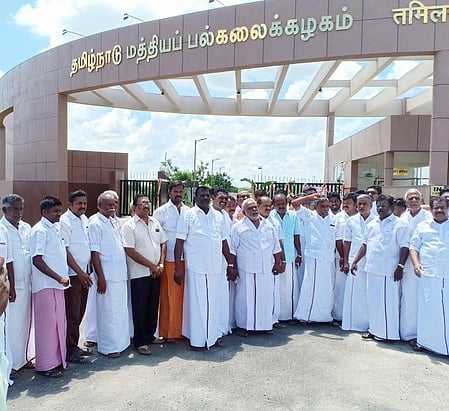 திருவாரூரில் தமிழ்நாடு மத்தியப் பல்கலைக்கழகம் முன்பு ஆா்ப்பாட்டம் நடத்திய திமுகவினா்.