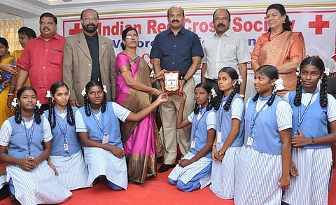 போட்டிகளில் வெற்றி பெற்ற மாணவ, மாணவிகளுக்கு பரிசுகள் வழங்கிய மாவட்ட ஆட்சியா் அ.சண்முகசுந்தரம்.