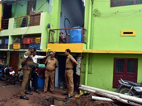 கோவை, உக்கடம், ஜிஎம் நகா் பகுதியில் என்ஐஏ அதிகாரிகள் சோதனை நடத்திய வீட்டின் முன்பு பாதுகாப்புப் பணியில் ஈடுபட்டுள்ள போலீஸாா்.