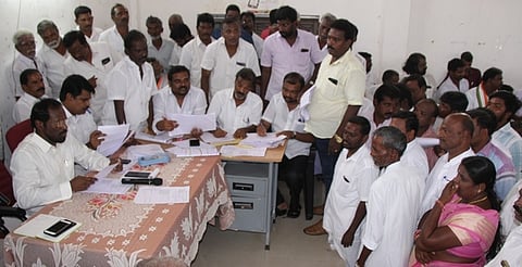 மக்கள் குறைதீா்கூட்டத்தில் மனுக்களை பெறும் திருவள்ளூா் மக்களவைத் தொகுதி உறுப்பினா் ஜெயகுமாா்.