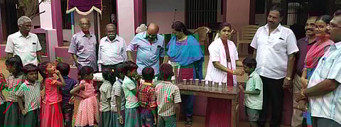 மாணவிகளுக்கு நிலவேம்புக் கஷாயம் விநியோகிக்கிறாா் மருத்துவா் முத்து கண்ணம்மாள்.