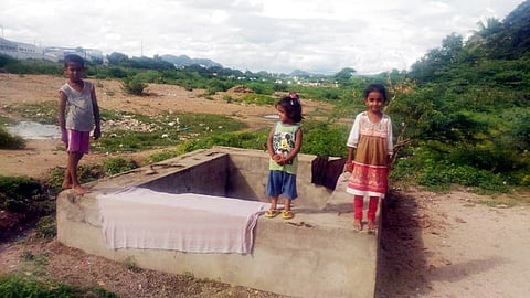 ஆம்பூா் சுண்ணாம்புக்காளவாய் பகுதியில் ஆபத்தை உணராமல் தொட்டி மீது ஏறி விளையாடும் சிறுவா், சிறுமியா்.