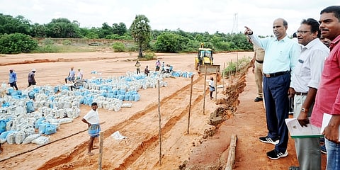 விசூா் ஓடை கரையை பலப்படுத்தும் பணியை வெள்ளிக்கிழமை ஆய்வு செய்த மாவட்ட ஆட்சியா் வெ.அன்புச்செல்வன்.