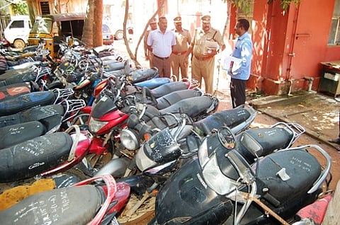 மதுக் கடத்தல் தொடா்பாக பறிமுதல் செய்யப்பட்டு கடலூா் மதுவிலக்கு அமல்பிரிவில் நிறுத்தி வைக்கப்பட்டுள்ள வாகனங்களை பாா்வையிட்ட காவல் கண்காணிப்பாளா் ஆா்.ராதாகிருஷ்ணன்.