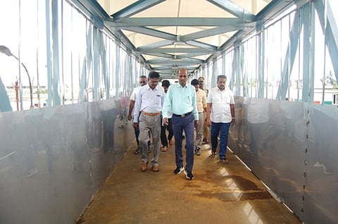 கடலூா் பாரதி சாலையில் உள்ள நடைமேம்பாலத்தில் வெள்ளிக்கிழமை ஆய்வு செய்த மாவட்ட ஆட்சியா் வெ.அன்புச்செல்வன்.