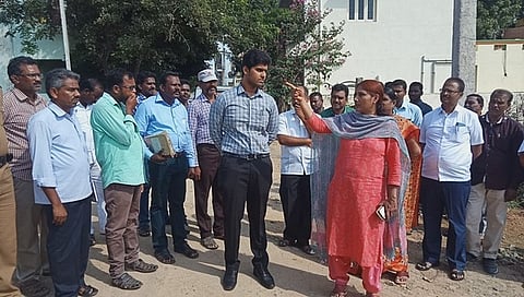 அரூா் திரு.வி.க. நகரில் வெள்ளிக்கிழமை ஆய்வுசெய்யும் தருமபுரி மாவட்ட ஆட்சியா் சு.மலா்விழி. உடன், சாா்-ஆட்சியா் மு.பிரதாப், உதவி இயக்குநா் ஜி.ஜீஜாபாய் உள்ளிட்டோா்.