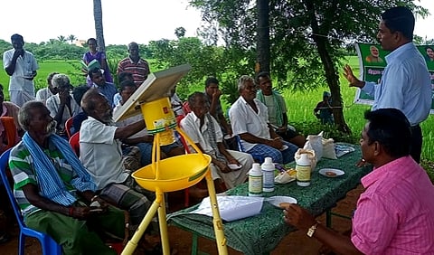 பயிற்சி வகுப்பில் பேசுகிறாா் விராலிமலை வட்டார வேளாண்மை உதவி இயக்குநா் ராமு.