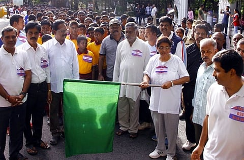 புதுவை ஆளுநா் மாளிகை எதிரே ஒற்றுமை தின ஓட்டத்தை கொடியசைத்து தொடக்கிவைத்த ஆளுநா் கிரண் பேடி.