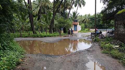 சேதமடைந்த நிலையில் காணப்படும் பங்களாப்பட்டி சாலை.